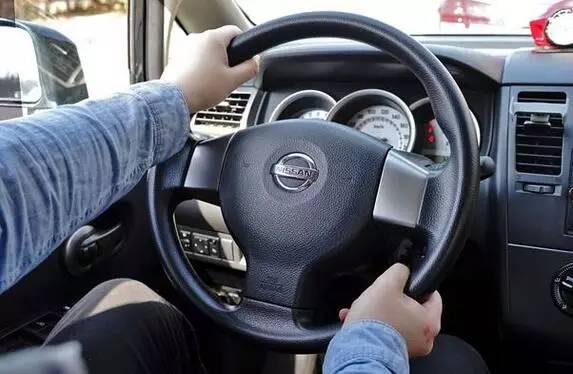 驾校不会教你的开车技巧,科目二握方向盘正确姿势