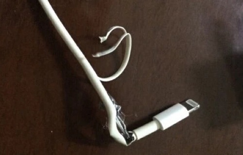 苹果手机数据线炸开了？一根5毛钱的热缩胶拯救了它