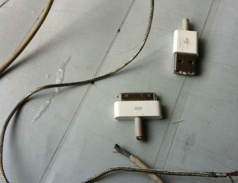 苹果手机数据线炸开了？一根5毛钱的热缩胶拯救了它