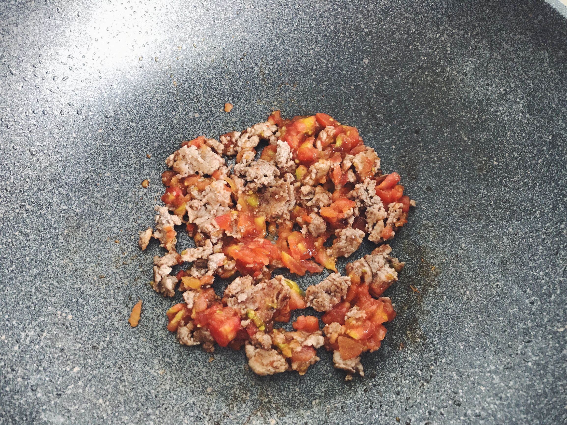 千寻的食堂之番茄土豆炖牛肉，精选的牛棒骨熬制的汤头，配上营养美味的番茄土豆，满满的钙补起来