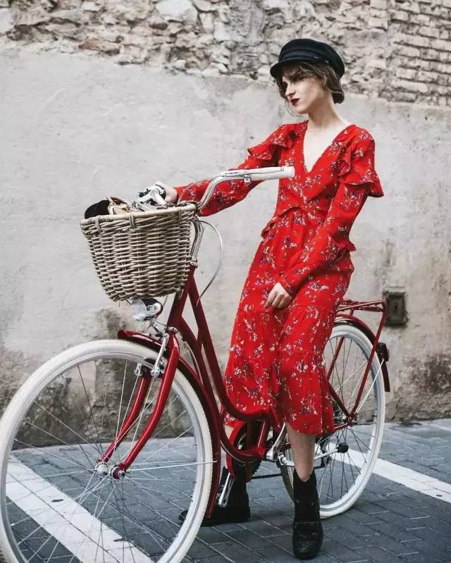 趁衣服打折多买几件,趁换季打折赶紧来挑几套新衣服