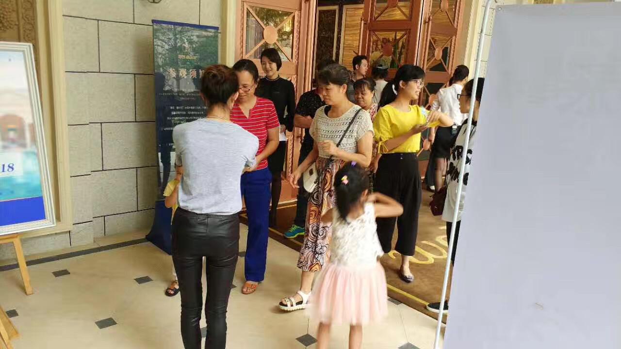 吃瓜群众围观突发事件,吃瓜群众们表示很热闹