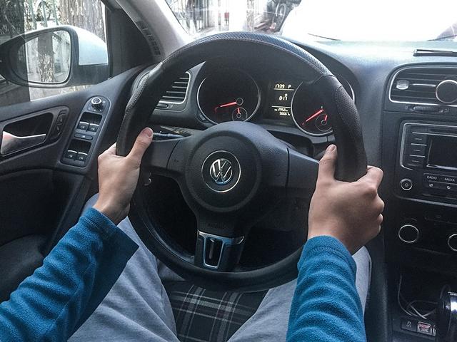 驾校不会教你的开车技巧,科目二握方向盘正确姿势