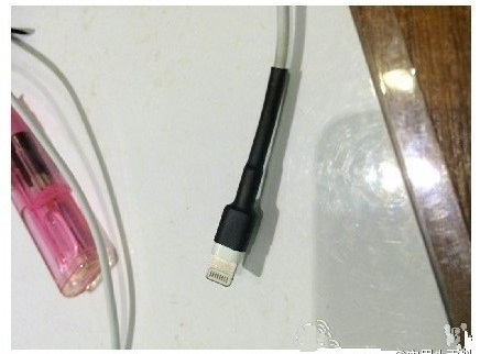 苹果手机数据线炸开了？一根5毛钱的热缩胶拯救了它