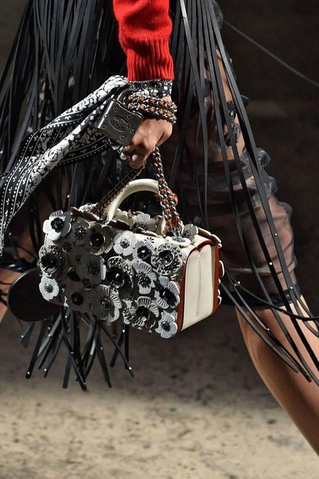 十大入门级轻奢女包千元下,20岁女生适合背什么品牌的包