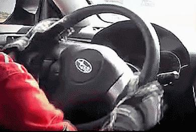 驾校不会教你的开车技巧,科目二握方向盘正确姿势