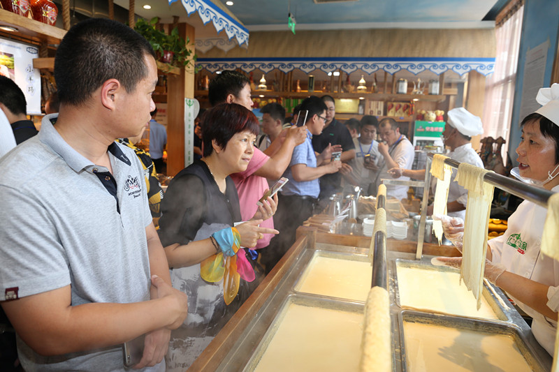 餐饮发展趋势——滨州餐饮协会百人考察团前来参观考察明档