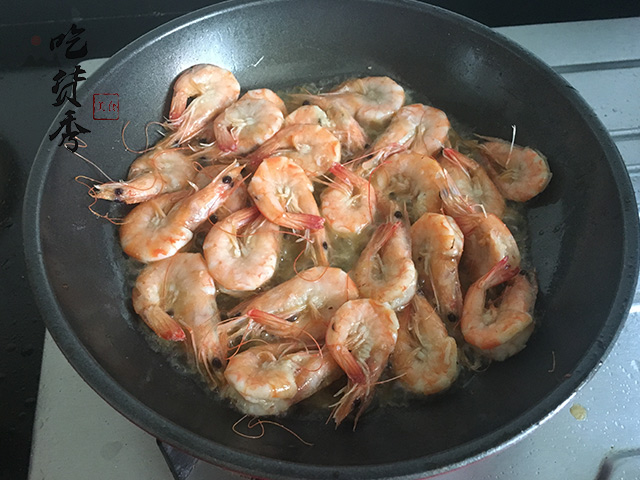 你肯定没有吃过这样的基围虾！因为调料和烹饪步骤不一样，今天手把手教你怎么去做