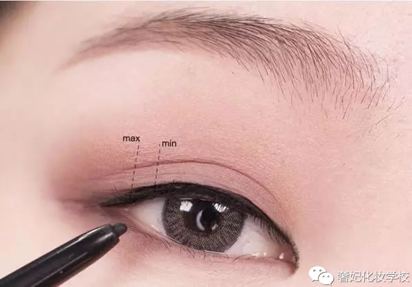 戚薇的妆容教程,戚薇湿发烟熏妆