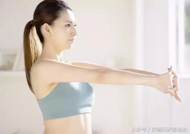 瑜伽老师练下犬式,瑜伽课时为什么每次都练下犬式