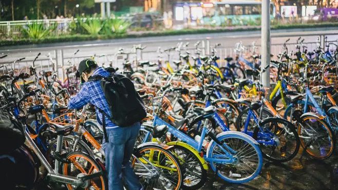 小黄车的密码锁漏洞最多，为什么首家倒闭的共享单车不是它？