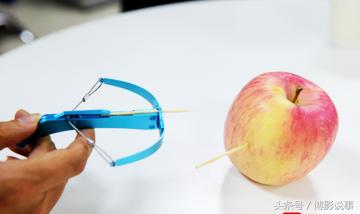 学校门口卖“牙签弩”，这种玩具射程可超20米，孩子喜欢玩但很危险