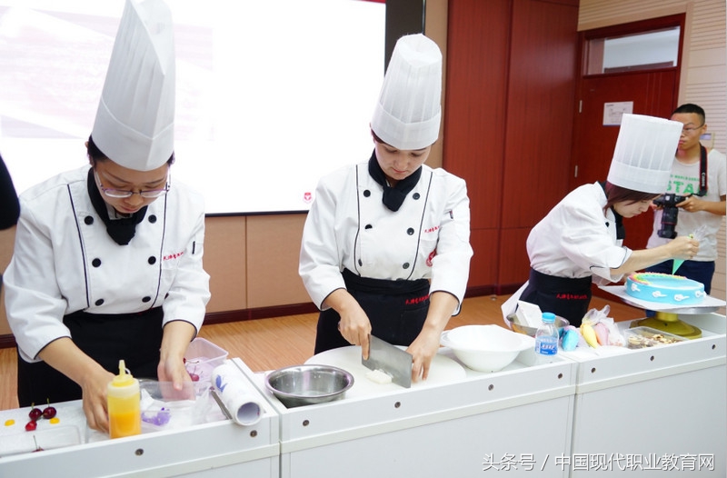 和田教师一年工资,和田教师岗位工资和薪级工资表