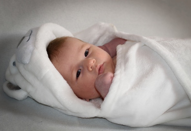 宝宝出生了该怎么办,孩子刚满月就来月经了怎么回事