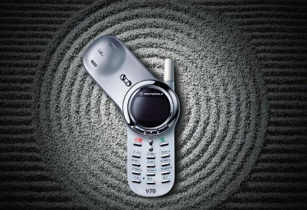 摩托罗拉360度旋转手机老款,摩托罗拉经典彩屏直板手机