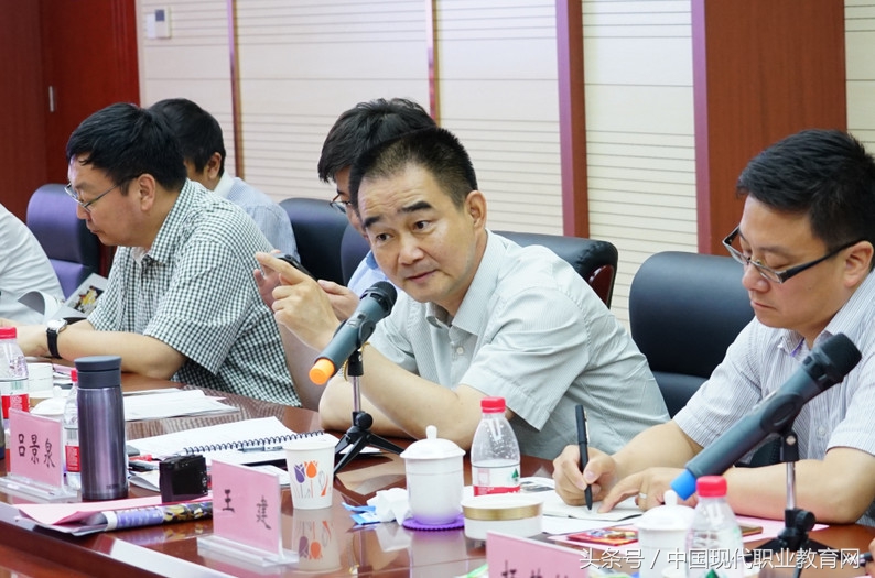 和田教师一年工资,和田教师岗位工资和薪级工资表