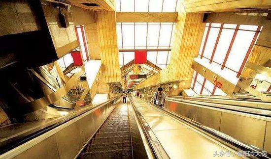 重庆真的是一个神奇之城,天桥在22楼大马路修在楼顶汽车要坐电梯