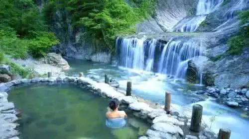 夏天和冬天泡温泉哪个好,夏天和冬天哪个更适合泡温泉