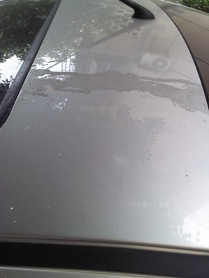 502胶水洒到车漆上如何处理,车漆被502胶水腐蚀怎么修复