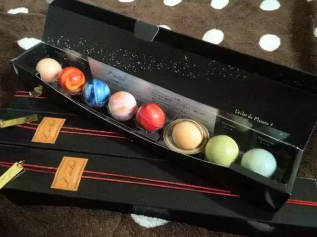 一盒巧克力吃货,吃货吃一大堆的巧克力