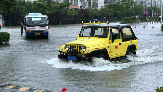 下雨路面开车技巧,开车下雨天走石子路技巧