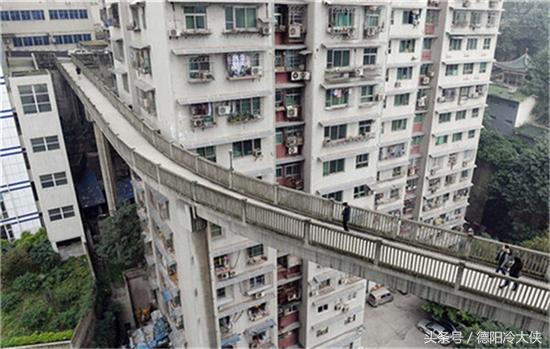 重庆真的是一个神奇之城,天桥在22楼大马路修在楼顶汽车要坐电梯