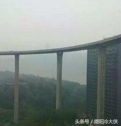 重庆真的是一个神奇之城,天桥在22楼大马路修在楼顶汽车要坐电梯