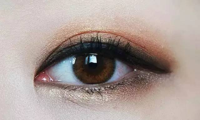 杨幂、戚薇都在用！这款小众眼影真这么好？