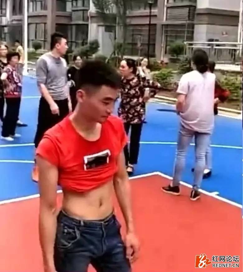 湖南广场舞大妈与足球少年争场地,广场舞大妈和小伙抢篮球场视频