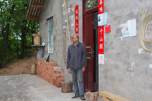 武隆区庙垭：帮扶干部灰板凳上坐出真感情