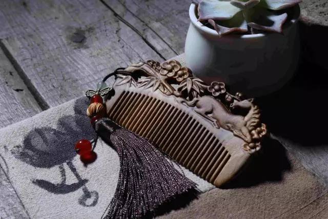 清新好物这个洗头按摩梳太实用了,又舒服又好用的木梳