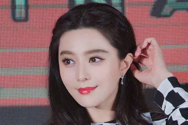 美容帮｜3道选择题，测出你的“真命唇色”（刘诗诗杨幂都这么做）