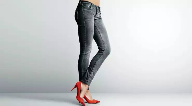 紧身牛仔裤都过时了你还穿
