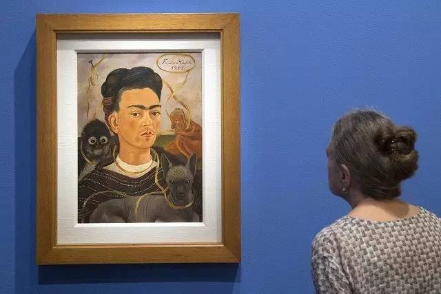 打开40年前登上VOGUE封面女画家的私人衣橱，被传奇震撼