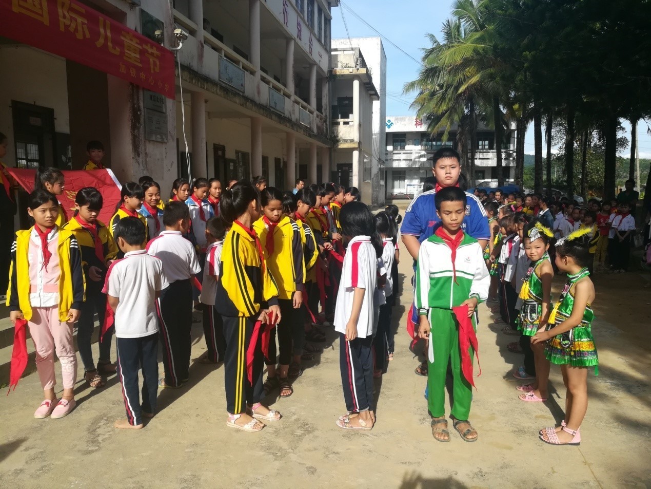 六一戴红领巾仿佛自己回到了童年,戴红领巾庆祝六一