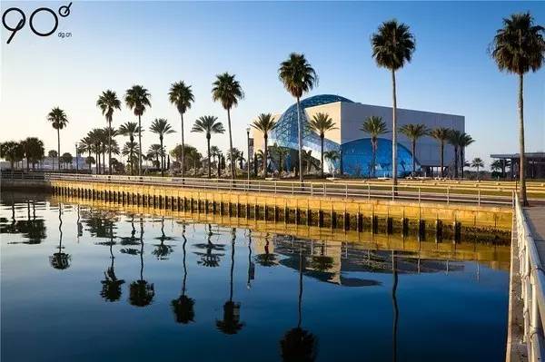 打开40年前登上VOGUE封面女画家的私人衣橱，被传奇震撼