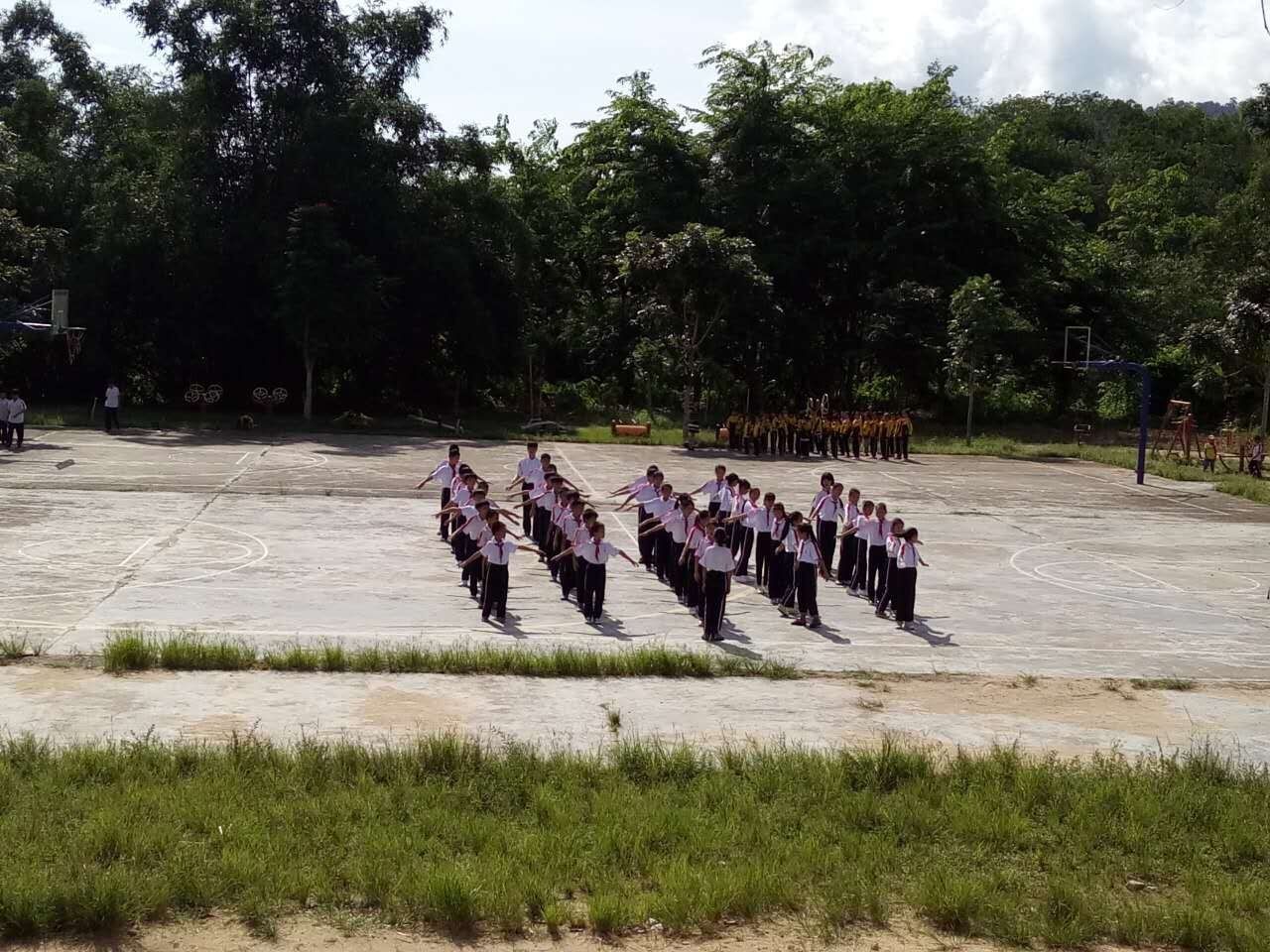 六一戴红领巾仿佛自己回到了童年,戴红领巾庆祝六一