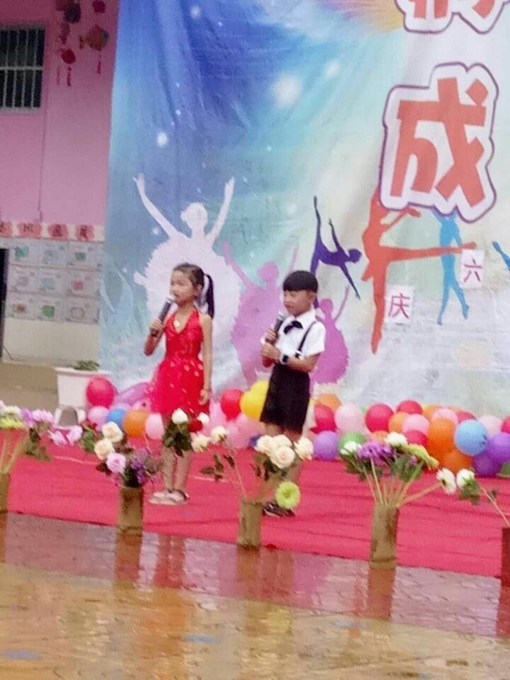 六一戴红领巾仿佛自己回到了童年,戴红领巾庆祝六一