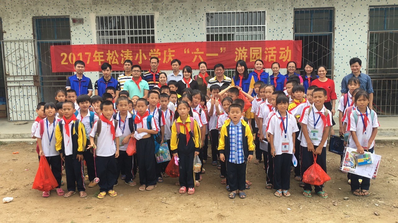 六一戴红领巾仿佛自己回到了童年,戴红领巾庆祝六一