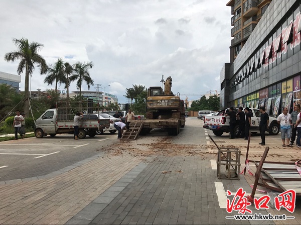 海口昌茂城邦临街铺面被挖出大坑！施工方或面临顶格处罚