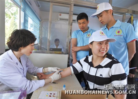 第70个世界红十字日唐山纪念碑广场汇成爱的海洋