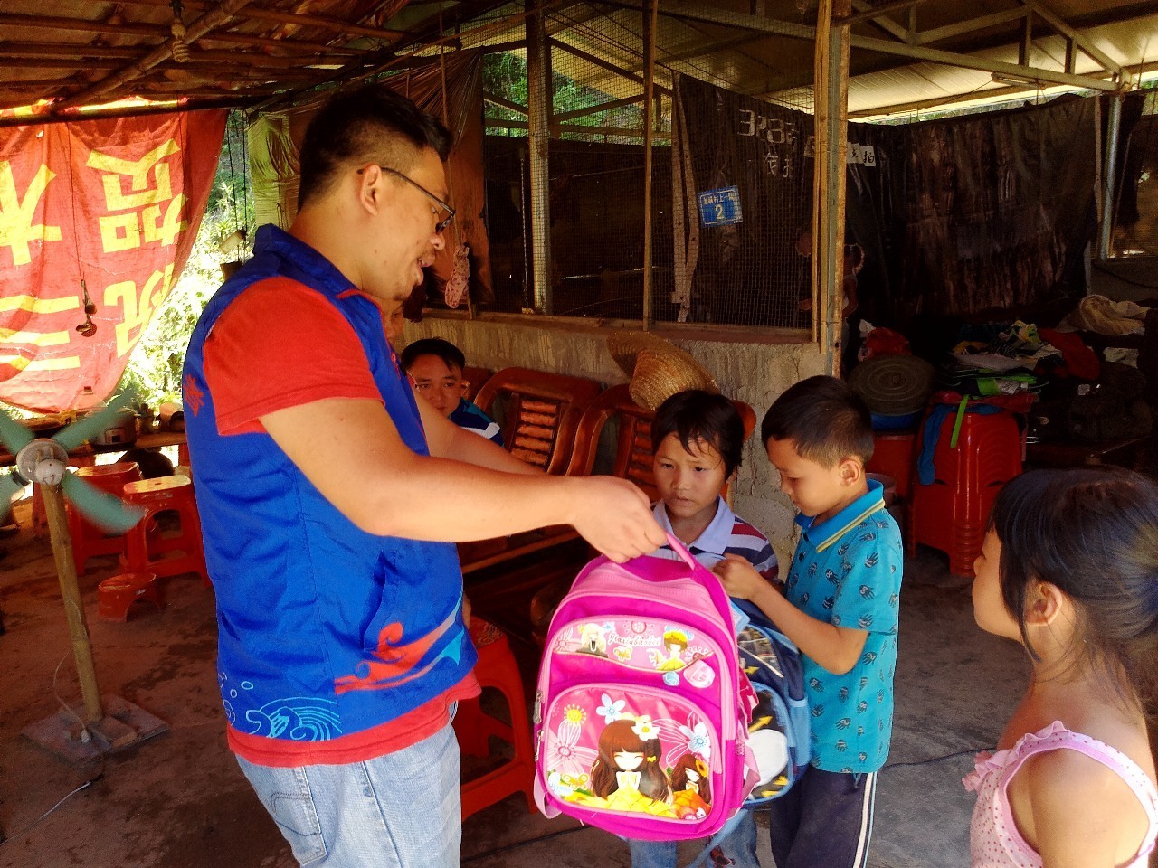 六一戴红领巾仿佛自己回到了童年,戴红领巾庆祝六一