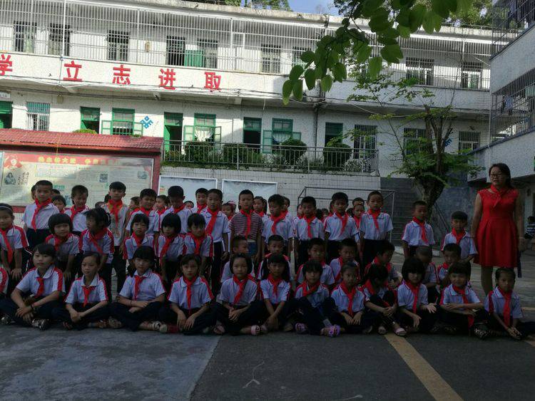 六一戴红领巾仿佛自己回到了童年,戴红领巾庆祝六一