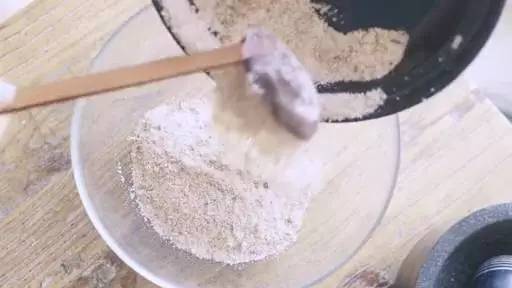 比吃饭更紧急，身体去角质今天晚上就得做起来