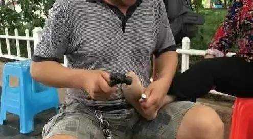 钉锤锤脚来治病！贵阳筑城广场这位“神医”手法太雷人！