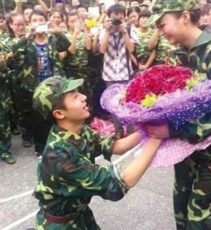 男生掏房产证求婚学妹,男孩求婚毕业典礼