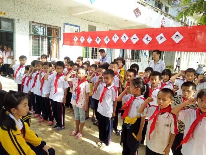 六一戴红领巾仿佛自己回到了童年,戴红领巾庆祝六一
