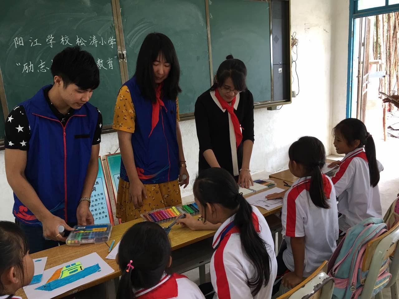 六一戴红领巾仿佛自己回到了童年,戴红领巾庆祝六一