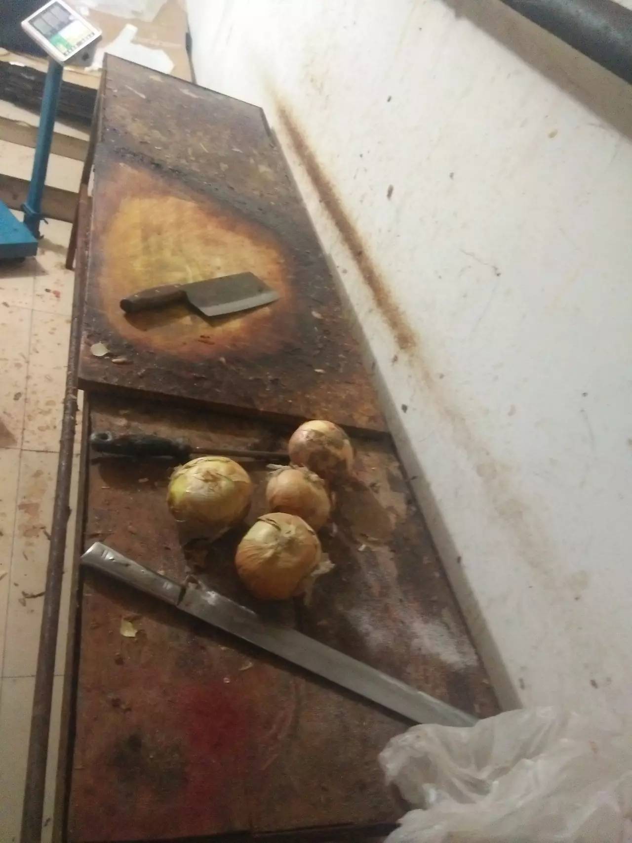 令人作呕：通辽一黑作坊竟然这样生产牛肉干，查封！