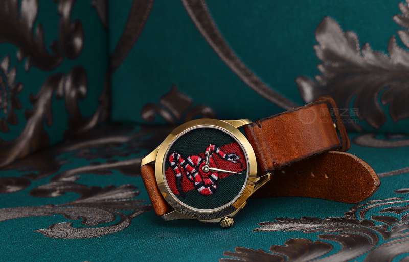 gucci鑵曡〃鐝犲疂绮捐嚧缁嗚妭鍖犲績鍛堢幇,gucci鏂版dive鏈烘鑵曡〃